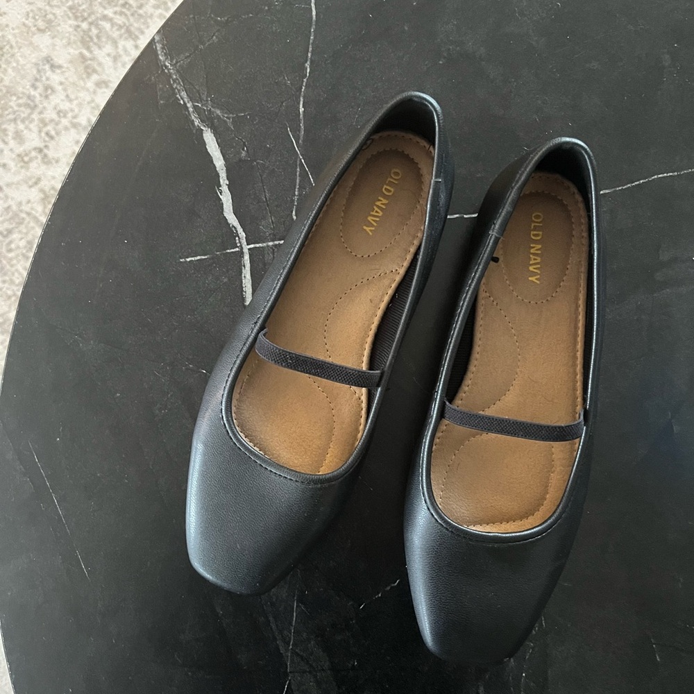 Old Navy Women's Black Flats with Strap